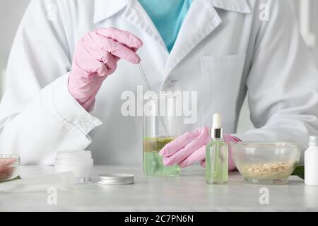 Estetista preparando cosmetici naturali in laboratorio, primo piano Foto Stock