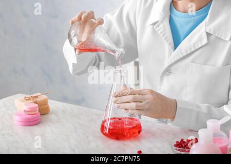 Estetista preparando cosmetici naturali in laboratorio, primo piano Foto Stock