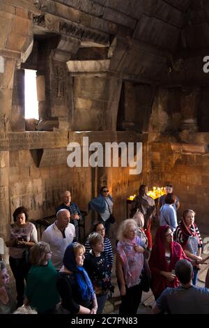 I turisti e i visitatori sono guidati tour intorno all'interno di St. Astvatsatsin a Khor Virap, mentre i sacerdoti svolgono il loro lavoro quotidiano. Armenia Foto Stock