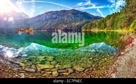 Faboulus paesaggio autunnale del lago Eibsee di fronte alla cima Zugspitze al tramonto. Ubicazione: Lago di Eibsee, Garmisch-Partenkirchen, alpi Bavaresi, Germania Foto Stock