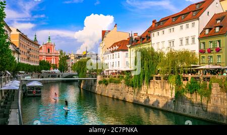 Romantica e bella città di Lubiana, capitale della Slovenia. Vista del centro con canali e caffè. Settembre 2019 Foto Stock