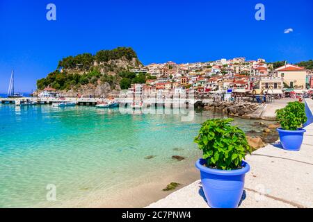 Coloul bellissima città Parga - perfetta fuga sulla costa ionica della Grecia, popolare attrazione turistica e vacanze estive in Epiro Foto Stock