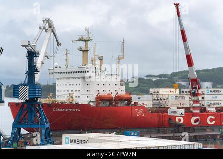 Accendino russo nucleare a bordo di una nave, nave portacontainer Sevmorput ancorato container terminal porto commerciale di mare Foto Stock