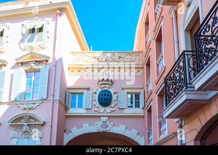 Dettagli architettonici degli edifici piazza principi nella parte del castello del Principato di Monaco, Monaco settembre 2017 Foto Stock