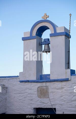 Piccolo campanile della chiesa, colori bianco e blu, natura e sfondo blu del cielo. Grecia. Isola di Kea. Foto Stock