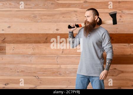 Bel lumberjack su sfondo di legno Foto Stock