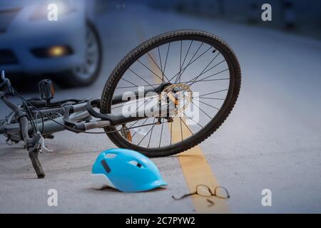 Incidente auto crash con bicicletta su strada, notte Foto Stock