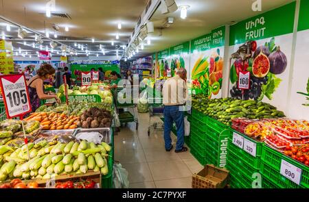 Yerevan , Armenia - 16 agosto 2019 : gente che sta battendo i generi alimentari in un supermercato locale Foto Stock