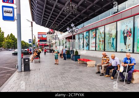 Yerevan , Armenia - 16 agosto 2019 : persone in attesa di autobus di fronte a un centro commerciale sul viale Tigran mes Foto Stock