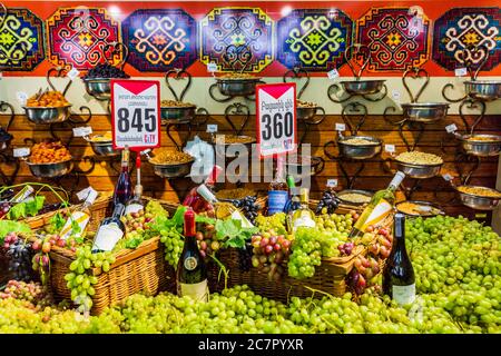 Yerevan , Armenia - 16 agosto 2019 : stalla supermercato con grappes e vini Foto Stock