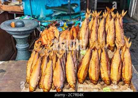 Pesce affumicato su stalla Myakowski mercato di strada simbolo di Gyumri Shirak Armenia Europa orientale Foto Stock