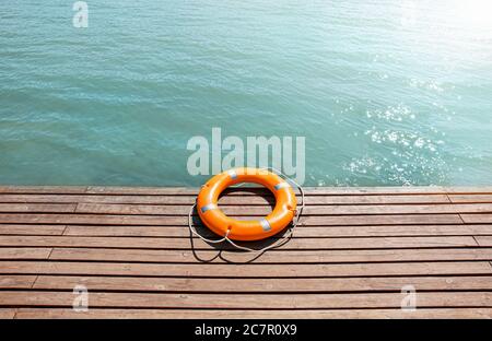 Anello Lifebuoy sulla banchella all'aperto Foto Stock