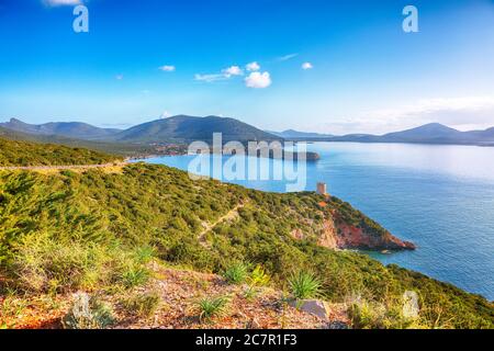 Vista mozzafiato sulla baia di capo Cacccia. Fantastico mare Mediterraneo. Ubicazione: Alghero, Provincia di Sassari, Italia, Europa Foto Stock