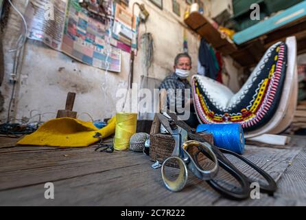 Nel distretto di Kula di MANİSA, il maestro di selle di 45 anni, affermando che non c'è nessuno per continuare questo lavoro, fa miniature che sono richieste Foto Stock