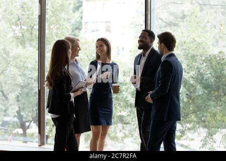 Cinque diversi dipendenti dell'ufficio si riposano dopo il seminario Foto Stock