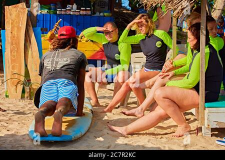 Weligama , Sri Lanka - 30 dicembre 2019 : Turismo praticando il surf sulla spiaggia di Weligama Sri Lanka sud antico Ceylon Foto Stock