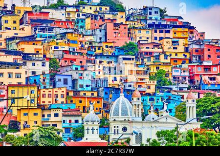 Case colorate di Las Penas sulla collina di santa Anna punto di riferimento del Guayaquil Ecuador in Sud america Foto Stock