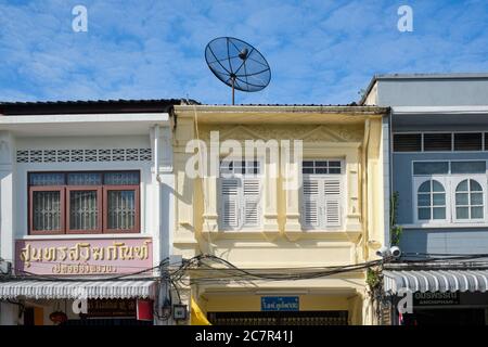 Old Sino-Portuguese (Peranakan) negozi in Thalang Road nella zona della Città Vecchia di Phuket, Phuket, Thailandia, con un satellite piatto sul tetto Foto Stock