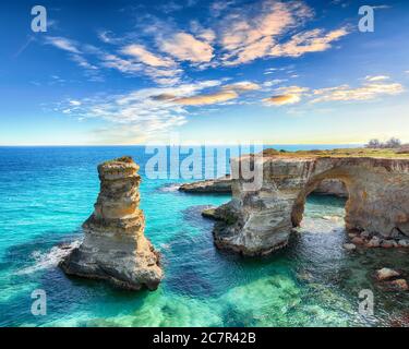 Pittoresco mare con scogliere, arco roccioso a Torre Sant Andrea, Costa Salento, Puglia, Italia Foto Stock