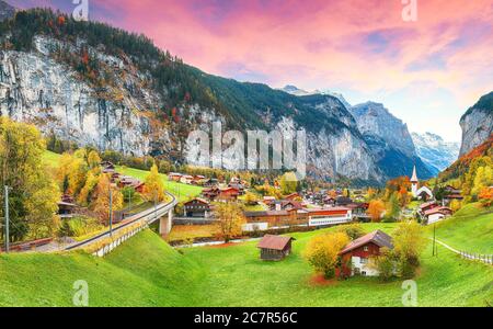 Vista mozzafiato sulla valle di Lauterbrunnen con la splendida cascata di Staubbach e le Alpi svizzere sullo sfondo. Ubicazione: Lauterbrunnen villaggio, Foto Stock