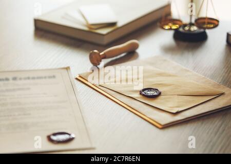 Documenti con sigilli in cera sul tavolo del notaio Foto Stock
