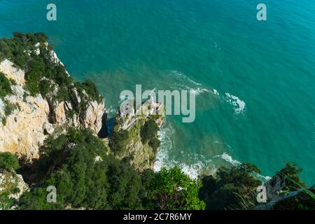 Faro di el Caballo, Monte Buciero. Santoña, Victoria e Joyel Marshes parco naturale, Cantabria, Spagna, Europa Foto Stock