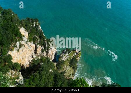 Faro di el Caballo, Monte Buciero. Santoña, Victoria e Joyel Marshes parco naturale, Cantabria, Spagna, Europa Foto Stock