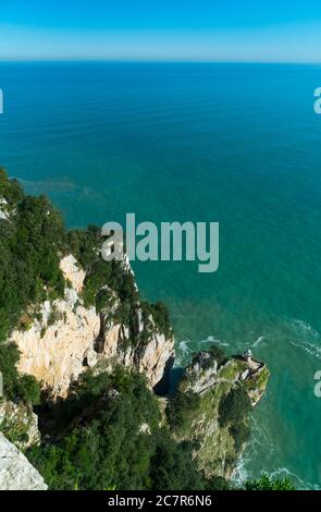 Faro di el Caballo, Monte Buciero. Santoña, Victoria e Joyel Marshes parco naturale, Cantabria, Spagna, Europa Foto Stock