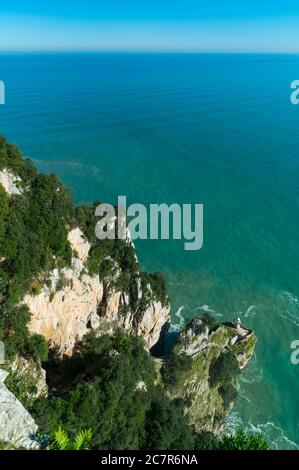 Faro di el Caballo, Monte Buciero. Santoña, Victoria e Joyel Marshes parco naturale, Cantabria, Spagna, Europa Foto Stock