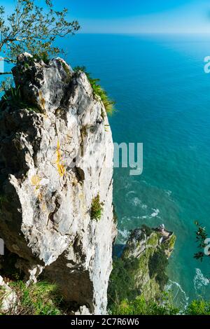 Faro di el Caballo, Monte Buciero. Santoña, Victoria e Joyel Marshes parco naturale, Cantabria, Spagna, Europa Foto Stock