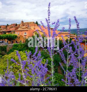 Vista sul bellissimo borgo medievale di Roussillon ocra villaggio è incluso nell'elenco dei 'più bei villaggi di Francia' Foto Stock
