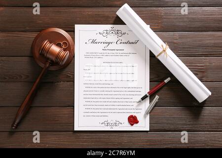 Contratto di matrimonio con il giudice gavel su sfondo di legno Foto Stock