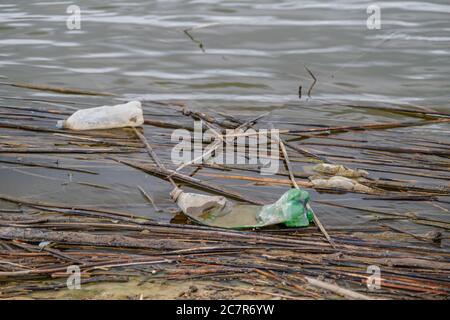 13 luglio 2020, Delta del Danubio, Vylkove, Odessa OB, Ucraina, Europa dell'Est: DELTA DEL DANUBIO, VYLKOVE, ODESSA OBLAST, UCRAINA - 11 LUGLIO 15, 2020: Inquinamento plastico nella Riserva della Biosfera del Danubio. La plastica e altri rifiuti provenienti da tutta Europa vengono spazzati via dal Danubio nel Mar Nero. (Immagine di credito: © Andrey Nekrasov/ZUMA Wire) Foto Stock