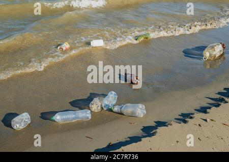 11 luglio 2020, Delta del Danubio, Vylkove, Odessa OB, Ucraina, Europa dell'Est: DELTA DEL DANUBIO, VYLKOVE, ODESSA OBLAST, UCRAINA - 11 LUGLIO 15, 2020: Inquinamento plastico nella Riserva della Biosfera del Danubio. La plastica e altri rifiuti provenienti da tutta Europa vengono spazzati via dal Danubio nel Mar Nero. (Immagine di credito: © Andrey Nekrasov/ZUMA Wire) Foto Stock