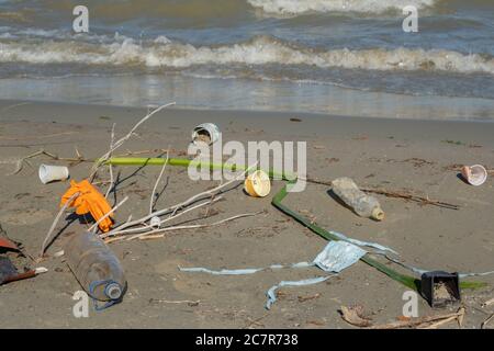 11 luglio 2020, Delta del Danubio, Vylkove, Odessa OB, Ucraina, Europa dell'Est: DELTA DEL DANUBIO, VYLKOVE, ODESSA OBLAST, UCRAINA - 11 LUGLIO 15, 2020: Inquinamento plastico nella Riserva della Biosfera del Danubio. La plastica e altri rifiuti provenienti da tutta Europa vengono spazzati via dal Danubio nel Mar Nero. (Immagine di credito: © Andrey Nekrasov/ZUMA Wire) Foto Stock