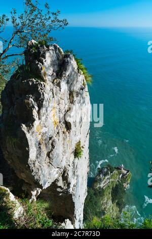 Faro di el Caballo, Monte Buciero. Santoña, Victoria e Joyel Marshes parco naturale, Cantabria, Spagna, Europa Foto Stock