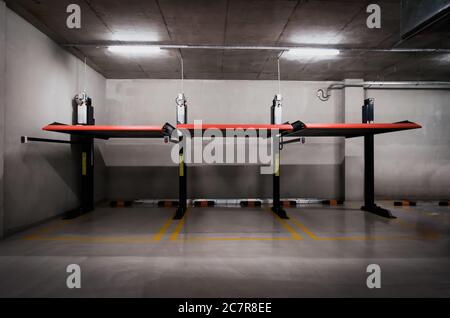 Parcheggio auto sopraelevato nel seminterrato dell'edificio degli uffici. Parcheggio auto. Foto Stock