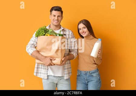 Abbinando con il cibo in borsa su sfondo colorato Foto Stock