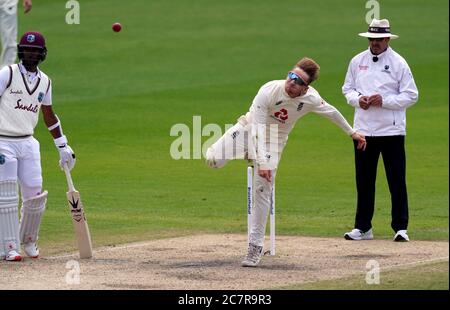 Il bowling Dom Bess in Inghilterra durante il quarto giorno del secondo test a Emirates Old Trafford, Manchester. Foto Stock