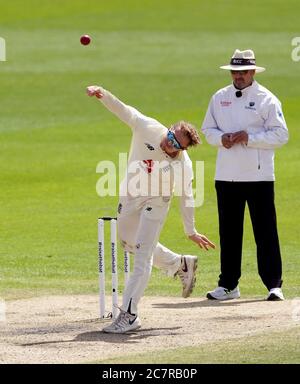 Il bowling Dom Bess in Inghilterra durante il quarto giorno del secondo test a Emirates Old Trafford, Manchester. Foto Stock