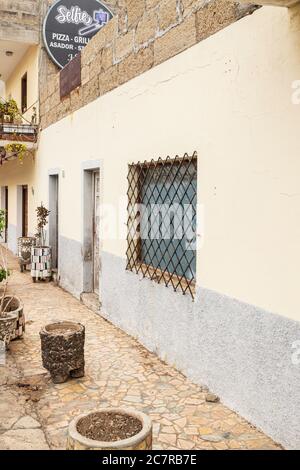 Facciata di un vecchio ristorante derelict a Playa San Juan, Tenerife, Isole Canarie, Spagna Foto Stock