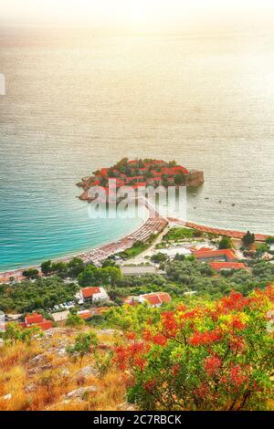 Vista aerea del tramonto dell'isolotto Sveti Stefan dalla chiesa di st. Punto di osservazione di Sava. Posizione: chiesa punto di vista di San Sava, Montenegro, Balcani, mare Adriatico, e Foto Stock