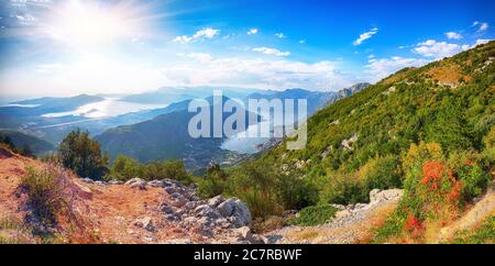 Splendida vista sulla baia di Cattaro in Montenegro. Vista aerea delle montagne, del mare e della città di Cattaro. Ubicazione: Baia di Cattaro, Montenegro, Europa Foto Stock