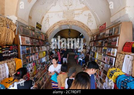 Mercato all'interno del Tempio di Ananda. Birmano che vende libri, vestiti e souvenir. Grandangolo Foto Stock