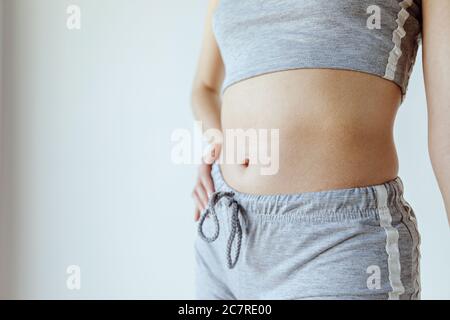 La giovane donna perde peso facendo esercizi di misura Foto Stock