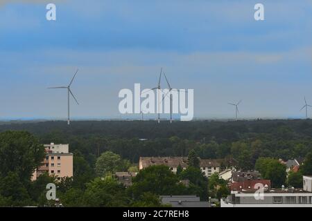 turbine a vento all'orizzonte di una città Foto Stock