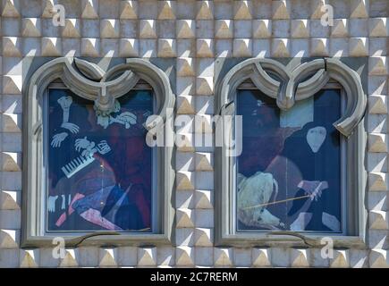 Lisbona, Portogallo - 08 agosto 2017: Finestre ad arco, stile portoghese manuelino, sul Museo di Lisbona (Casa dos Bicos) edificio con la sua facciata curiosa o Foto Stock