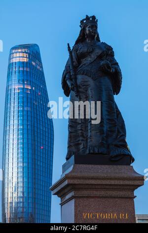 Inghilterra, Londra, Southwark, Blackfriars Bridge con la statua della Regina Vittoria e 1 edificio Blackfriars Foto Stock