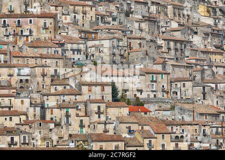 Vista di Morano Calabro. Vista detaile delle facciate. Uno dei borghi più belli (borgo medievale) della Calabria. Italia. Foto Stock