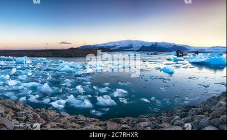 Bellissimo paesaggio con iceberg galleggianti nella laguna glaciale di Jokulsarlon al tramonto. Posizione: Jokulsarlon laguna glaciale, Parco Nazionale di Vatnajokull, Foto Stock